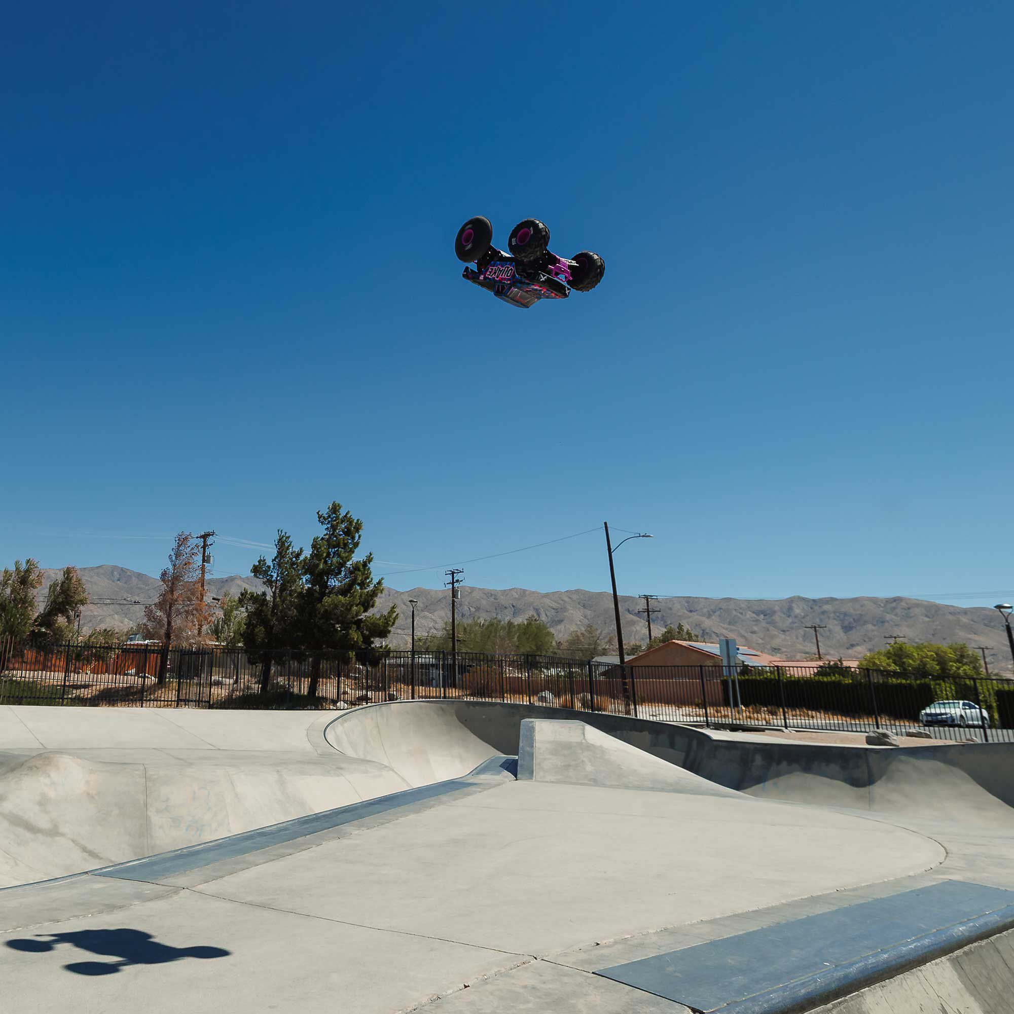 [���ܼ�] ARA3537T3 [ARRMA] (�ֽ���) 1/10 QUAKE 223S DSC 2WD RTR Brushless Monster Truck, ���� - ���͸�, ������ ������