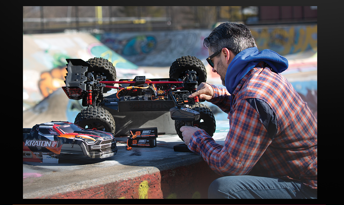 Un modelador probando su Spektrum™ DX3 y Arrma Kraton 8s.