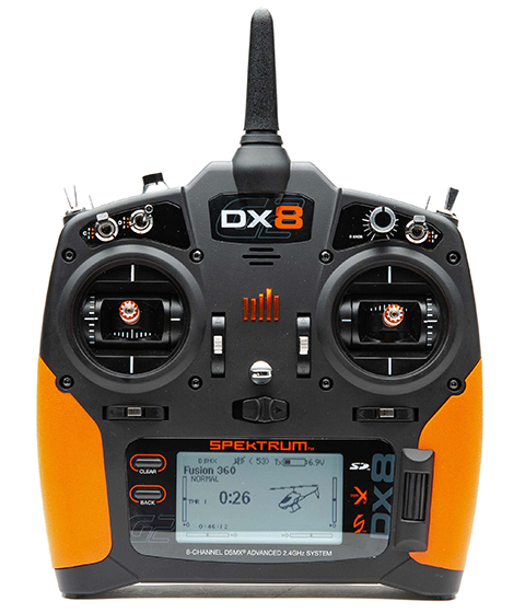 Frente del transmisor DX8 con empuñaduras naranjas
